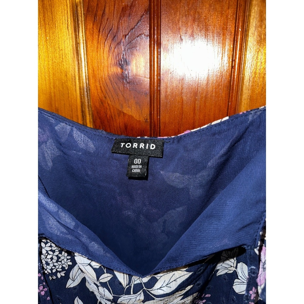 Torrid Navy Floral Cold Shoulder Flutter Sleeve Smocked Top‎ Plus Size 00 - Picture 5 of 6